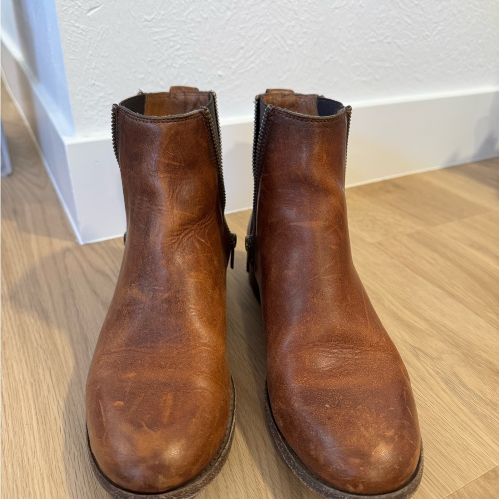 FRYE Brown Chelsea Boots with Leather Material and Elastic Panels